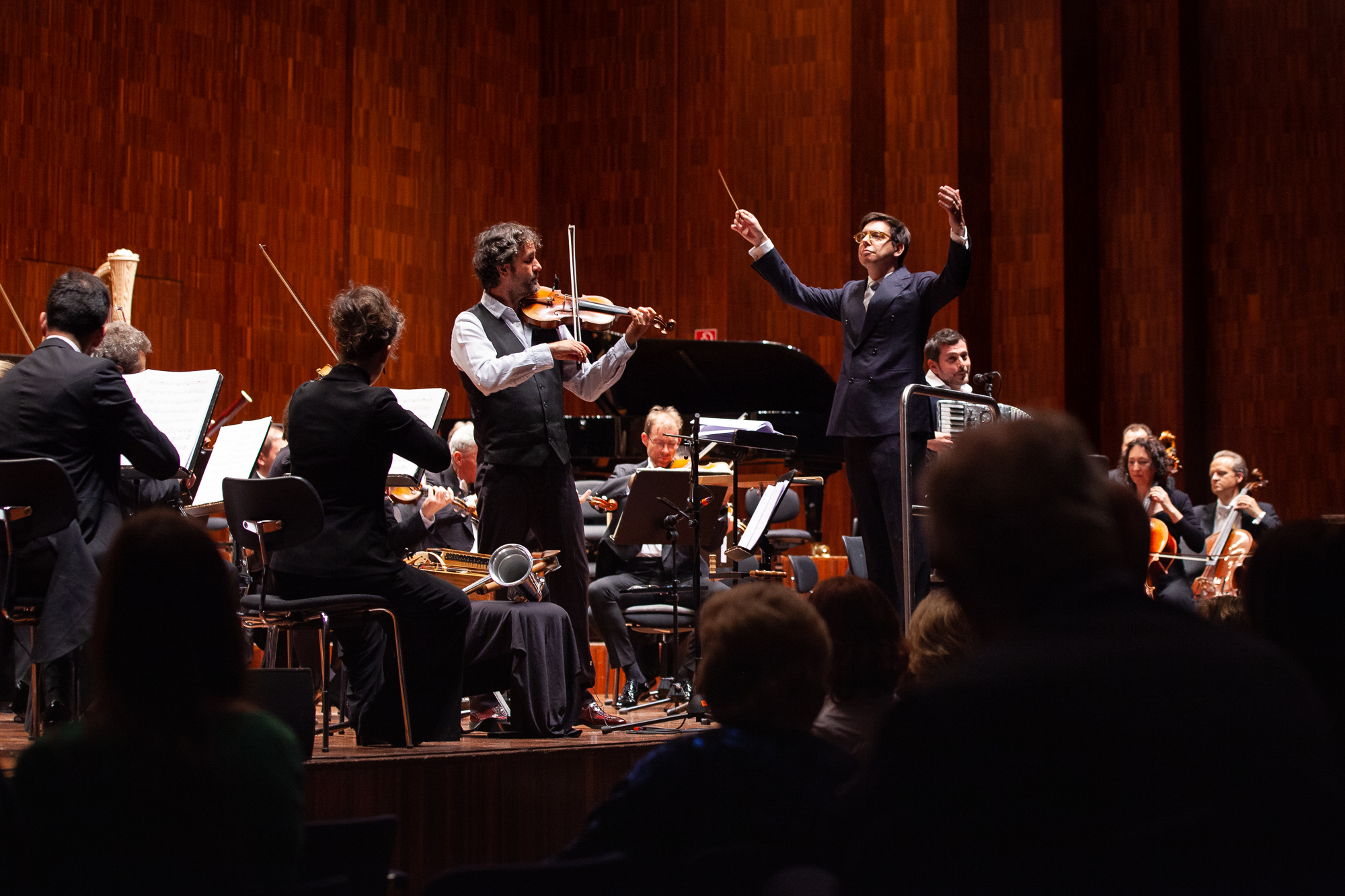 Diego Galaz (Violine), Adrien Perruchon (Dirigent), Musikerinnen und Musiker des Tiroler Symphonieorchesters Innsbruck