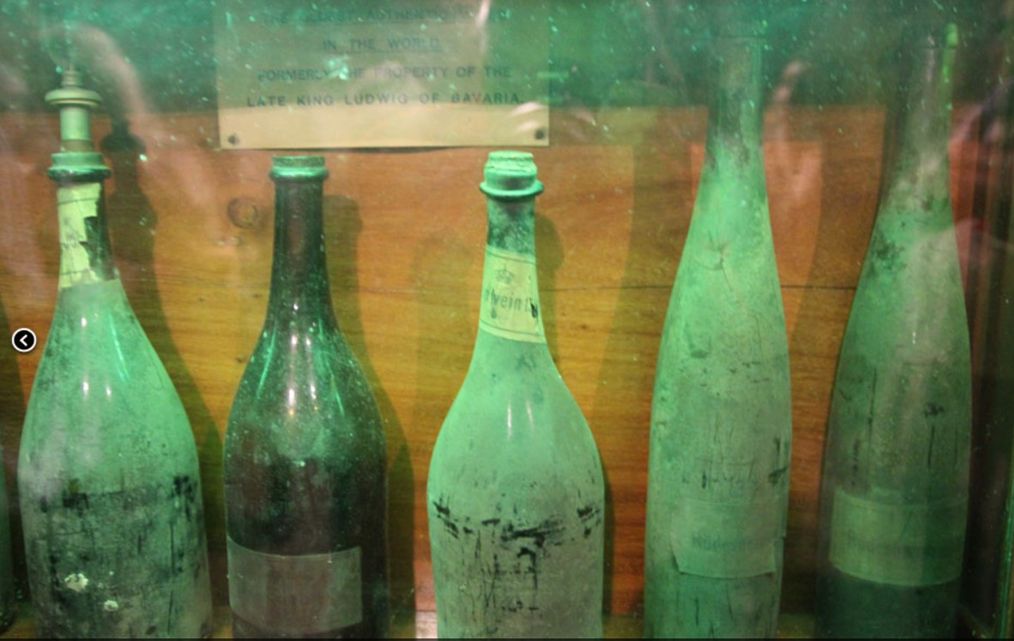 Abb. 4: Die Flasche in der Mitte ist eine des Jahrtausendweins von 1540. Sie lagert im Weingut „Bürgerspital“ in Würzburg. Foto: Michael Stephan