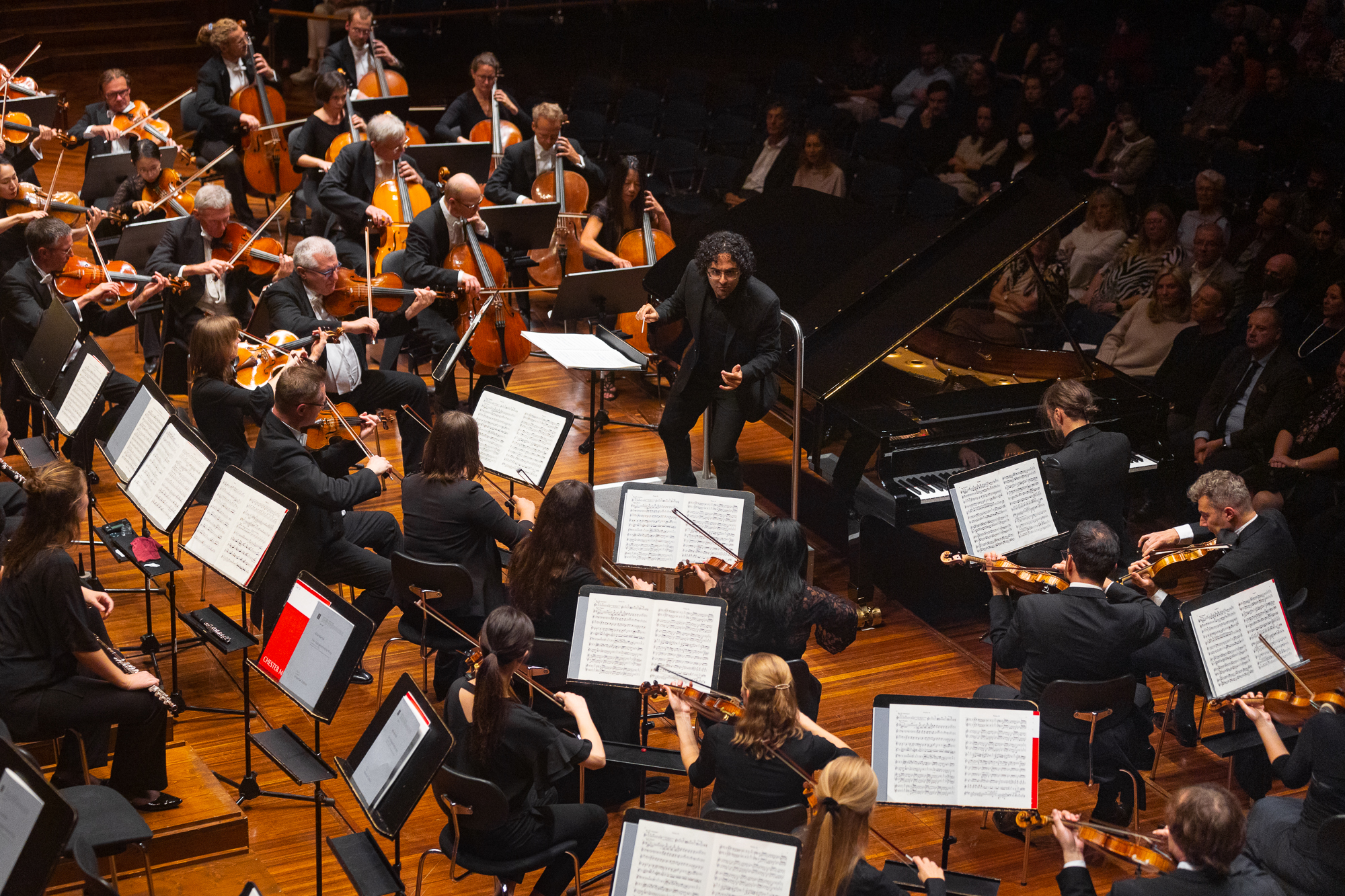 Das Tiroler Symphonieorchester Innsbruck, geleitet von Kerem Hasan. Am Klavier Daniel Ciobanu