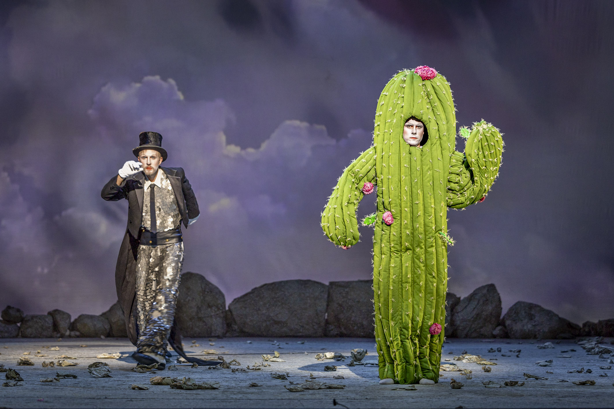 Der wenig erfolgreiche, aber herzensgute Magier Celio (Benjamin Chamandy) und ein böser Kaktus (Oliver Sailer) © Birgit Gufler