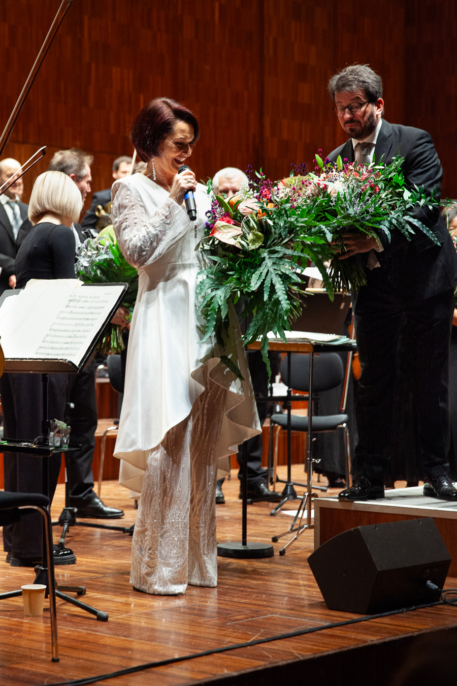 Dirigent Gerrit Prießnitz überreicht dem Star des Abends, Maya Hakvoort, einen Blumenstrauß.