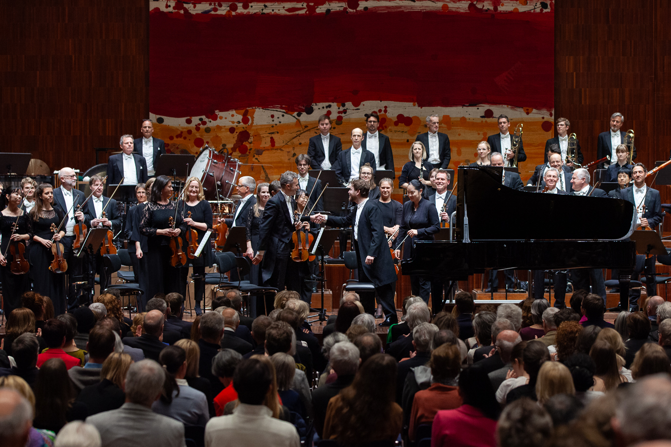 Das Orchester gratuliert dem Klaviervirtuosen Anton Gerzenberg © Chó/wefeel.art