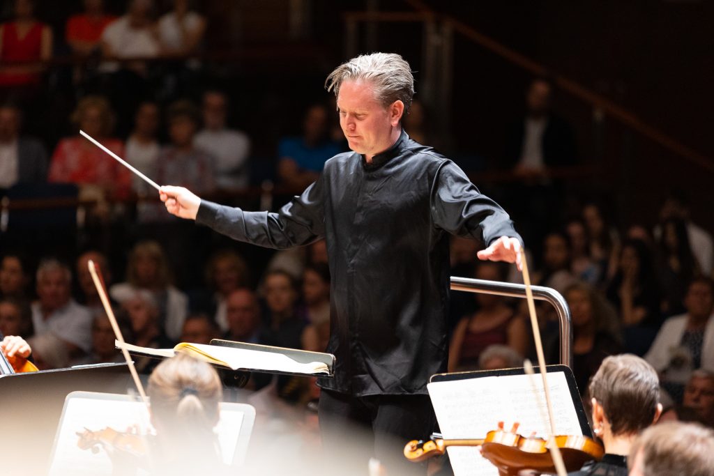 Dirigent Jonathan Bloxham am Pult des Tiroler Symphonieorchesters Innsbruck © Chó/wefeel.art